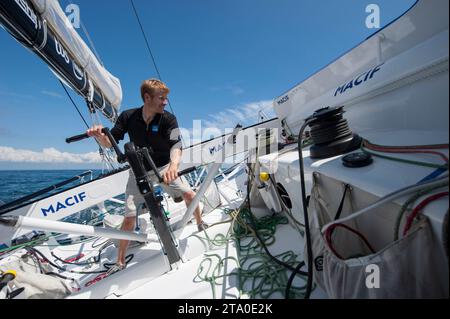 Der französische Kapitän Francois Gabart an Bord des IMOCA MACIF-Trainings für die Route du Rhum vor Port La Foret, Bretagne, am 19. juli 2014 - Foto Olivier Blanchet / DPPI Stockfoto