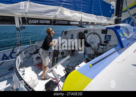Der französische Kapitän Francois Gabart an Bord des IMOCA MACIF-Trainings für die Route du Rhum vor Port La Foret, Bretagne, am 19. juli 2014 - Foto Olivier Blanchet / DPPI Stockfoto