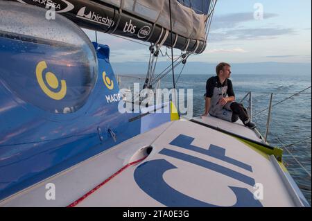 Der französische Kapitän Francois Gabart an Bord des IMOCA MACIF-Trainings für die Route du Rhum vor Port La Foret, Bretagne, am 19. juli 2014 - Foto Olivier Blanchet / DPPI Stockfoto