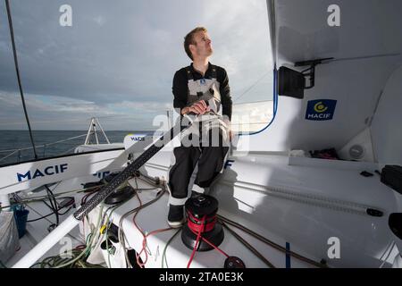 Der französische Kapitän Francois Gabart an Bord des IMOCA MACIF-Trainings für die Route du Rhum vor Port La Foret, Bretagne, am 19. juli 2014 - Foto Olivier Blanchet / DPPI Stockfoto