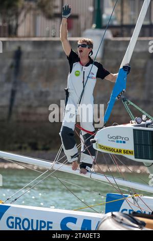 Der Franzose Vincent Beauvarlet reist vom 5. Bis 2013. Oktober in Les Sables d'Olonne (Westfrankreich) zu seinem ersten Versuch auf einen neuen Rekord für eine Weltumrundung mit einem Katamaran ab. - Sie planen 11 Monate mit Etappen für die Reise auf einem 6,3-Meter-Katamaran - Foto Olivier Blanchet / DPPI Stockfoto