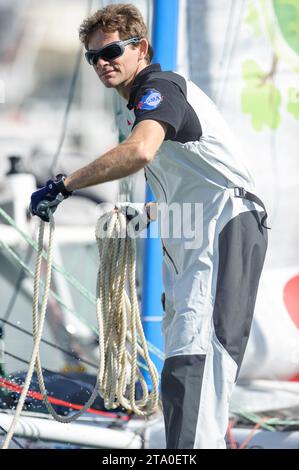 Der Franzose Vincent Beauvarlet reist vom 5. Bis 2013. Oktober in Les Sables d'Olonne (Westfrankreich) zu seinem ersten Versuch auf einen neuen Rekord für eine Weltumrundung mit einem Katamaran ab. - Sie planen 11 Monate mit Etappen für die Reise auf einem 6,3-Meter-Katamaran - Foto Olivier Blanchet / DPPI Stockfoto