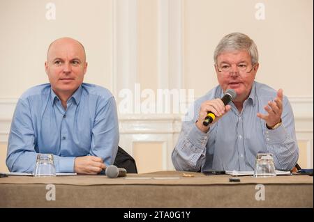 SEGELN - IMOCA PRESSEKONFERENZ - LAUSANNE (SUI) - 27/04/2013 - FOTO OLIVIER BLANCHET / DPPI - Luc Talbourdet ( Präsident IMOCA ) und Keith Mills ( Präsident OSM ) Stockfoto