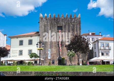 Ponte de Lima, Portugal - 29. Juni 2023: Menschen, die im Stadtzentrum von Ponte de Lima, Nordportugal, Blick auf die Geschäfte, Cafés, selektiver Fokus Stockfoto