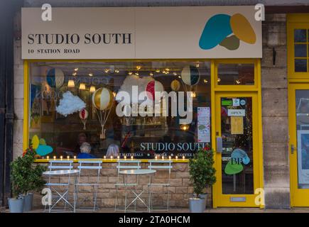 Studio South in der Station Road in Swanage, Dorset, Großbritannien an einem nassen Tag im November Stockfoto