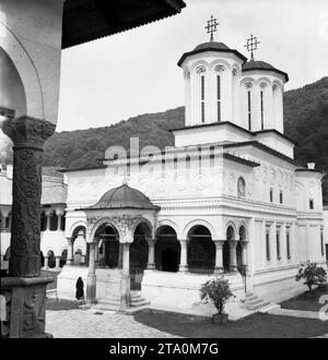 Komitat Valcea, Rumänien. Ca. 1980. Außenansicht der Heiligen Konstantin und der Helenakirche im Kloster Horezu, ein historisches Denkmal aus dem 17. Jahrhundert, das von der UNESCO in die Liste des Weltkulturerbes aufgenommen wurde. Stockfoto