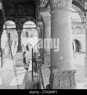 Komitat Valcea, Rumänien, ca. 1980. Wunderschöne architektonische Details auf der Veranda der Heiligen Konstantin und der Helenakirche im Kloster Horezu, ein historisches Denkmal aus dem 17. Jahrhundert, das von der UNESCO in die Liste des Weltkulturerbes aufgenommen wurde. Stockfoto