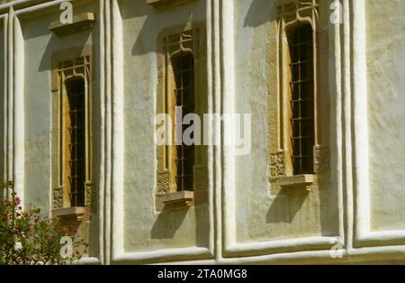 Valcea County, Rumänien, 2000. Fenster der Heiligen Konstantin und Helena Kirche im Kloster Horezu, ein historisches Denkmal aus dem 17. Jahrhundert, das von der UNESCO in die Liste des Weltkulturerbes aufgenommen wurde. Stockfoto