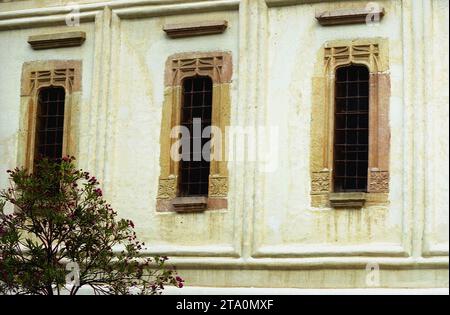 Valcea County, Rumänien, 2000. Fenster der Heiligen Konstantin und Helena Kirche im Kloster Horezu, ein historisches Denkmal aus dem 17. Jahrhundert, das von der UNESCO in die Liste des Weltkulturerbes aufgenommen wurde. Stockfoto