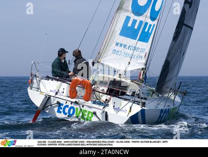 SEGELN - CLASSE MINI - MINI FASTNET 2006 - DOUARNENEZ (FRA) START - 04/06/2006 - FOTO : OLIVIER BLANCHET / DPPI ECOVER / SKIPPER : PETER LAUREYSSENS (BEL) MIT ERIC GUEGAN (FRA) Stockfoto