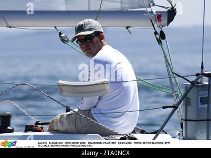 SEGELN - CLASSE MINI - MINI FASTNET 2006 - DOUARNENEZ (FRA) START - 04/06/2006 - FOTO : OLIVIER BLANCHET / DPPI TEOTAKET / SKIPPER : PIERRE-YVES LAUTROU (FRA) Stockfoto