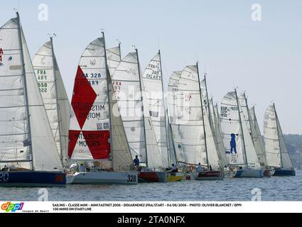 SEGELN - CLASSE MINI - MINI FASTNET 2006 - DOUARNENEZ (FRA) START - 04/06/2006 - FOTO : OLIVIER BLANCHET / DPPI 100 MINIS AM START Stockfoto