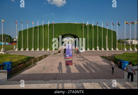 Qatar Expo 2023 im Al Bidda Park-Rumaila, Doha, Katar Haupteingang nach Mittag Aufnahme mit Fahnen der teilnehmenden Länder. Stockfoto