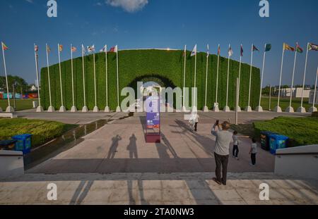 Qatar Expo 2023 im Al Bidda Park-Rumaila, Doha, Katar Haupteingang nach Mittag Aufnahme mit Fahnen der teilnehmenden Länder. Stockfoto