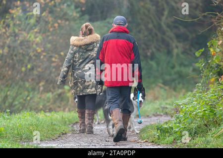 Kidderminster, Großbritannien. November 2023. Wetter in Großbritannien: Es ist ein weiterer kalter Tag in den Midlands mit Temperaturen nur ein paar Grad über dem Gefrierpunkt. Selbst bei Sonneneinbruch bleibt die Temperatur heute sehr niedrig. Große Mäntel und Handschuhe stehen heute an erster Stelle. Quelle: Lee Hudson/Alamy Live News Stockfoto