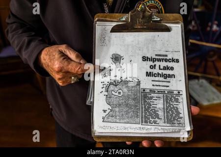 Karte mit Markierungen von Schiffswracks in Lake Michigan, Manitou Passage, South Manitou Island und North Manitou Island, Maritime Museum Sleeping Bear Dunes. Sleeping Bear Point Coast Guard Station Maritime Museum, Glen Arbor Township, Vereinigte Staaten Stockfoto