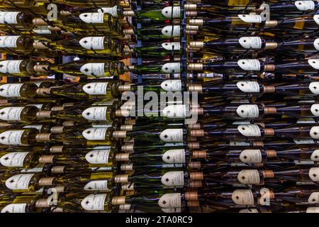 Weinflaschen Black Star Farm, Suttons Bay, Traverse City Wine County, Bingham Township, Vereinigte Staaten Stockfoto