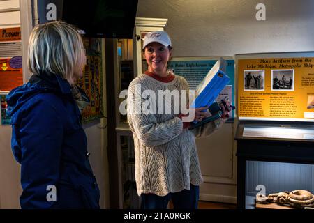 Leuchtturmmanager Ginger Schultz im Leuchtturm Mission Point. Der Leuchtturm aus den 1870er Jahren ist heute ein Museum über Leben und Werk der Leuchtturmwärter in Peninsula Township, USA Stockfoto