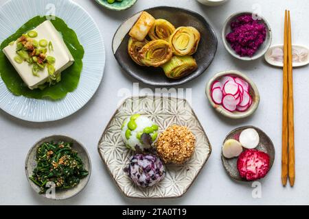 Japanisches Mittagessen mit Seidentofu, Onigiri, Spinatgomae, Miso-Lauch und eingelegtem Gemüse Stockfoto