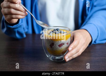 Gesundes veganes Dessert - Chia Pudding mit Mango und Beeren. Veganes Essen. Stockfoto