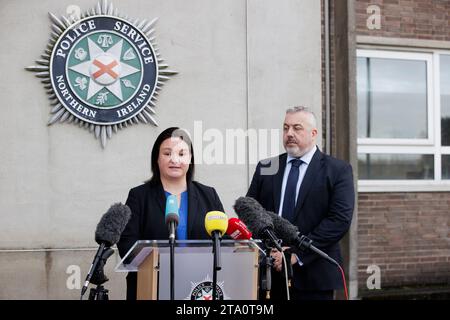 Detective Inspector Gina Quinn und Detective Chief Inspector Neil McGuinness von der Polizei des nordirischen Hauptforschungsteams sprechen mit den Medien im PSNI Hauptquartier in Belfast, nach einem Update über die medizinischen Praktiken des ehemaligen Neurologen Dr. Michael Watt. Bilddatum: Dienstag, 28. November 2023. Stockfoto