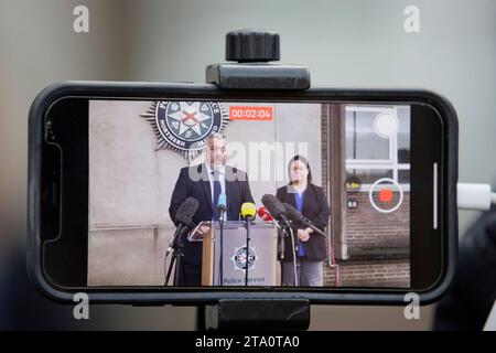 Detective Chief Inspector Neil McGuinness und Detective Inspector Gina Quinn vom Polizei-Dienst von Nordirland, dem wichtigsten Ermittlungsteam, sprechen mit den Medien im PSNI-Hauptquartier in Belfast, nach einem Update über die medizinischen Praktiken des ehemaligen Neurologen Dr. Michael Watt. Bilddatum: Dienstag, 28. November 2023. Stockfoto