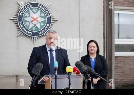 Detective Chief Inspector Neil McGuinness und Detective Inspector Gina Quinn vom Polizei-Dienst von Nordirland, dem wichtigsten Ermittlungsteam, sprechen mit den Medien im PSNI-Hauptquartier in Belfast, nach einem Update über die medizinischen Praktiken des ehemaligen Neurologen Dr. Michael Watt. Bilddatum: Dienstag, 28. November 2023. Stockfoto