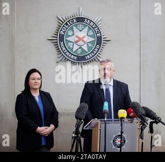 Detective Chief Inspector Neil McGuinness und Detective Inspector Gina Quinn vom Polizei-Dienst von Nordirland, dem wichtigsten Ermittlungsteam, sprechen mit den Medien im PSNI-Hauptquartier in Belfast, nach einem Update über die medizinischen Praktiken des ehemaligen Neurologen Dr. Michael Watt. Bilddatum: Dienstag, 28. November 2023. Stockfoto