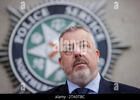 Detective Chief Inspector Neil McGuinness von der Polizei des nordirischen Hauptforschungsteams spricht mit den Medien im PSNI Hauptquartier in Belfast, nach einem Update über die medizinischen Praktiken des ehemaligen Neurologen Dr. Michael Watt. Bilddatum: Dienstag, 28. November 2023. Stockfoto