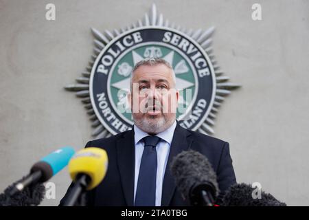 Detective Chief Inspector Neil McGuinness von der Polizei des nordirischen Hauptforschungsteams spricht mit den Medien im PSNI Hauptquartier in Belfast, nach einem Update über die medizinischen Praktiken des ehemaligen Neurologen Dr. Michael Watt. Bilddatum: Dienstag, 28. November 2023. Stockfoto