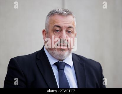 Detective Chief Inspector Neil McGuinness von der Polizei des nordirischen Hauptforschungsteams spricht mit den Medien im PSNI Hauptquartier in Belfast, nach einem Update über die medizinischen Praktiken des ehemaligen Neurologen Dr. Michael Watt. Bilddatum: Dienstag, 28. November 2023. Stockfoto