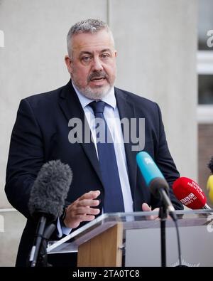 Detective Chief Inspector Neil McGuinness von der Polizei des nordirischen Hauptforschungsteams spricht mit den Medien im PSNI Hauptquartier in Belfast, nach einem Update über die medizinischen Praktiken des ehemaligen Neurologen Dr. Michael Watt. Bilddatum: Dienstag, 28. November 2023. Stockfoto