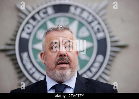 Detective Chief Inspector Neil McGuinness von der Polizei des nordirischen Hauptforschungsteams spricht mit den Medien im PSNI Hauptquartier in Belfast, nach einem Update über die medizinischen Praktiken des ehemaligen Neurologen Dr. Michael Watt. Bilddatum: Dienstag, 28. November 2023. Stockfoto