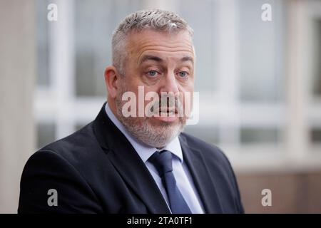 Detective Chief Inspector Neil McGuinness von der Polizei des nordirischen Hauptforschungsteams spricht mit den Medien im PSNI Hauptquartier in Belfast, nach einem Update über die medizinischen Praktiken des ehemaligen Neurologen Dr. Michael Watt. Bilddatum: Dienstag, 28. November 2023. Stockfoto