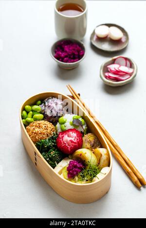 Japanisches Mittagessen mit Seidentofu, Onigiri, Spinatgomae, Miso-Lauch und eingelegtem Gemüse Stockfoto