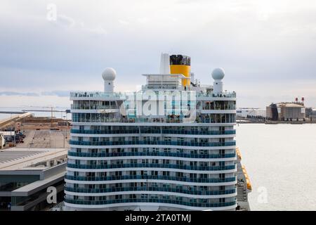 Das Kreuzfahrtschiff Symphony of the Seas liegt in Barcelona, Spanien Stockfoto