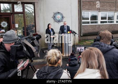 Detective Chief Inspector Neil McGuinness und Detective Inspector Gina Quinn vom Polizei-Dienst von Nordirland, dem wichtigsten Ermittlungsteam, sprechen mit den Medien im PSNI-Hauptquartier in Belfast, nach einem Update über die medizinischen Praktiken des ehemaligen Neurologen Dr. Michael Watt. Bilddatum: Dienstag, 28. November 2023. Stockfoto