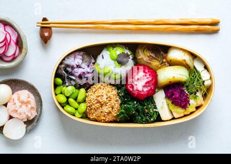 Japanisches Mittagessen mit Seidentofu, Onigiri, Spinatgomae, Miso-Lauch und eingelegtem Gemüse Stockfoto