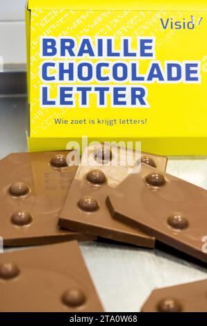 Rotterdam, Niederlande. November 2023. ROTTERDAM - Braille-Schokoladenbriefe an der Visio-Schule für blinde und sehbehinderte Kinder. ANP IRIS VAN DEN BROEK niederlande Out - belgien Out Credit: ANP/Alamy Live News Stockfoto