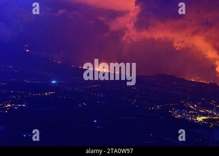 Vulkanausbruch La Palma vom Aussichtspunkt El Time (11-16-2021). Nachtfotografie. Stockfoto