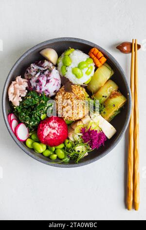 Japanisches Mittagessen mit Seidentofu, Onigiri, Spinatgomae, Miso-Lauch und eingelegtem Gemüse Stockfoto