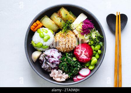 Japanisches Mittagessen mit Seidentofu, Onigiri, Spinatgomae, Miso-Lauch und eingelegtem Gemüse Stockfoto