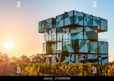 McLaren Vale, Südaustralien - 4. April 2021: The d'Arenberg Cube Building in Vineyards bei Sonnenuntergang. Es umfasst ein Restaurant, einen Weinverkostungsraum, virtuell Stockfoto