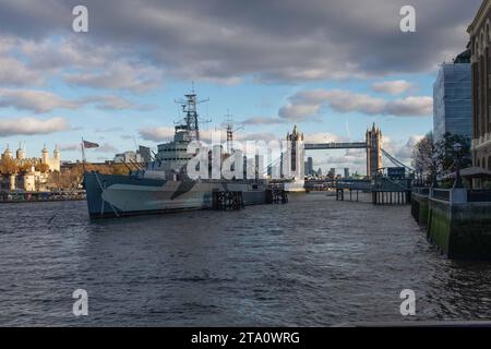 HMS Belfast mit Tower Bridge und Tower of London im Hintergrund Stockfoto