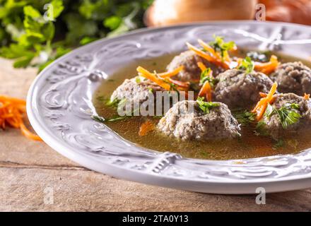 Brühe mit Leberknödeln aus Rinderleber, Brot, Eier und Petersilie in Rinderbrühe gekocht. Leberknödelsuppe – Deutsche Leberknödelsuppe. Stockfoto