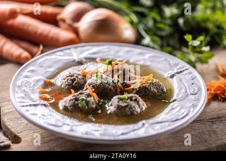 Brühe mit Leberknödeln aus Rinderleber, Brot, Eier und Petersilie in Rinderbrühe gekocht. Leberknödelsuppe – Deutsche Leberknödelsuppe. Stockfoto