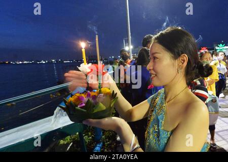 Bangkok, Thailand. November 2023. Eine Frau bereitet sich darauf vor, eine Wasserlaterne während des Loy Krathong Festivals in Bangkok, Thailand, am 27. November 2023 freizugeben. Quelle: Rachen Sageamsak/Xinhua/Alamy Live News Stockfoto