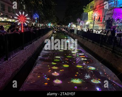 Bangkok, Thailand. November 2023. Digitale Wasserlaternen werden auf einem Kanal während des Loy Krathong Festivals in Bangkok, Thailand, am 27. November 2023 gesehen. Quelle: Chen Jiabao/Xinhua/Alamy Live News Stockfoto