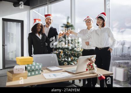 Eine Gruppe junger Geschäftsleute trinkt Champagner Stockfoto