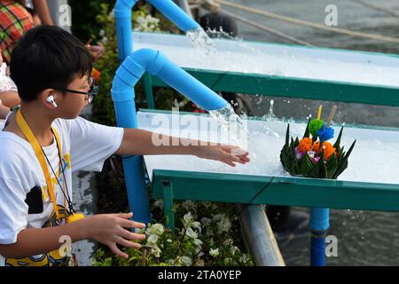 Bangkok, Thailand. November 2023. Menschen lassen Wasserlaternen während des Loy Krathong Festivals in Bangkok, Thailand, am 27. November 2023 frei. Quelle: Rachen Sageamsak/Xinhua/Alamy Live News Stockfoto